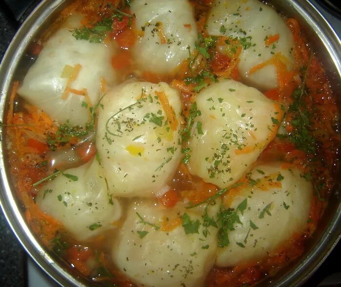 голубцы в кастрюле. голубцы в сотейнике. голубцы в кастрюле. сколько варятся голубцы в кастрюле. голубцы сырые.