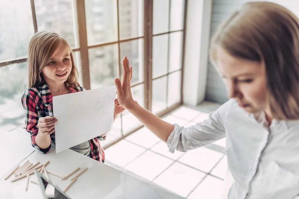 любовь между родителями и детьми. женщина с ребенком. кризис семьи. конфликт родителей и детей. мама ругается.