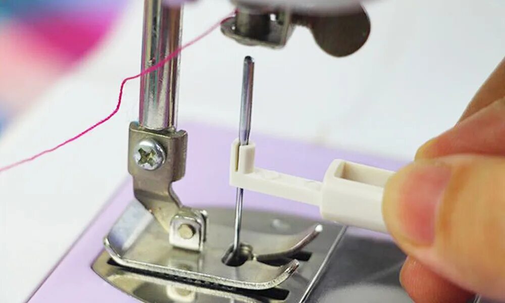Зингер 9015 заправка нитки. Заправка швейной машины двойной иглой. Как вставить нитку в швейную иголку. Juki 8700 положение иглы. Вставить нитку в швейную машину.