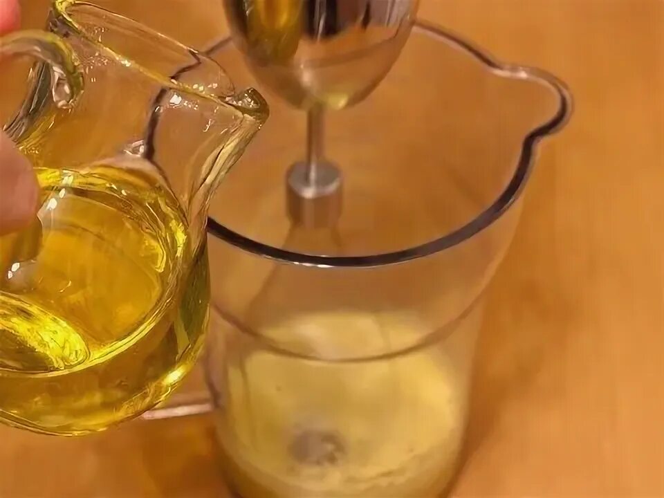 300 мл растительного масла. 1 Ч Л лимонного сока и 1 ч л масла. В желтки вливаем оливковое масло.