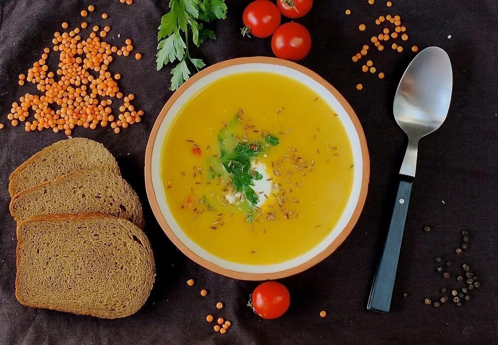 Суп из чечевицы. Суп пюре из чечевицы. Чечевичный суп-пюре/Lentil Soup ресторан. Крем суп из чечевицы. ТТК чечевичный суп.