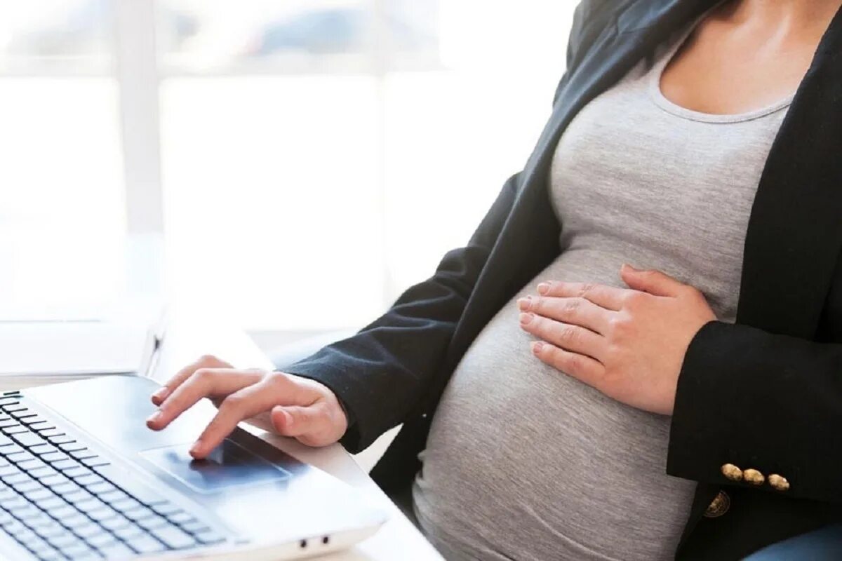 Особенности работы в ночное время. Трудовой кодекс по беременности. Работа в ночное время трудовое право. Можно беременным работать ночью. Беременная девушка на работе.