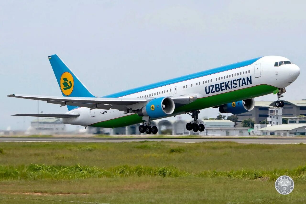 Узбекистан авиакомпания хаво йуллари. Боинг 787 Uzbekistan Airways. Самолет Узбекистан хаво йуллари. Боинг Узбекистан Эйрвейз.