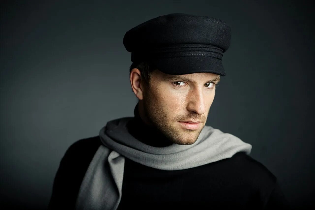 Хью джекман в шляпе. Шляпа бейли. Увлекательно об этикете. Мужчина в головном уборе в помещении. Мужчина в головном уборе в помещении.