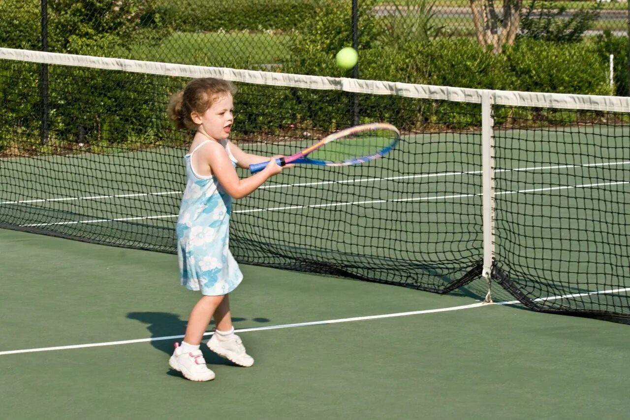 I play tennis. Детский теннис. Большой теннис дети. Теннис для дошкольников. Теннис дети в детский сад.