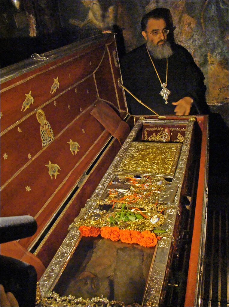 Мощи святителя спиридона тримифунтского. Александро свирский монастырь мощи александра. Мощи свт николая чудотворца. Где лежат мощи святых. Александр свирский мощи.