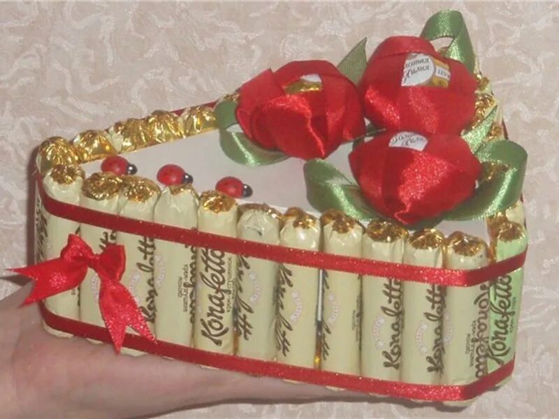 Подарок сделанный из конфет. Подарок из конфет. подарок из конфет своими руками. подарок из конфет подруге. торт из конфет.