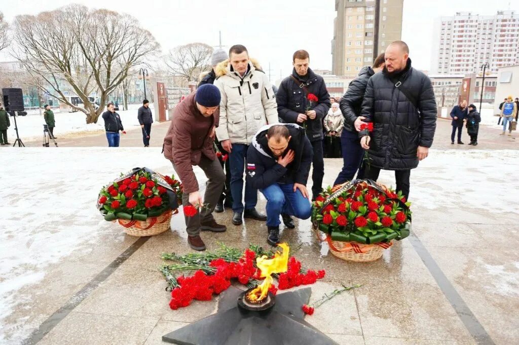 4 февраля состоится. Вечный огонь. возложение цветы на вечный огонь кр. выпускники с возложением цветов к вечному огню. возложение цветов к вечному огню в прохоровке 6 февраля 2025.