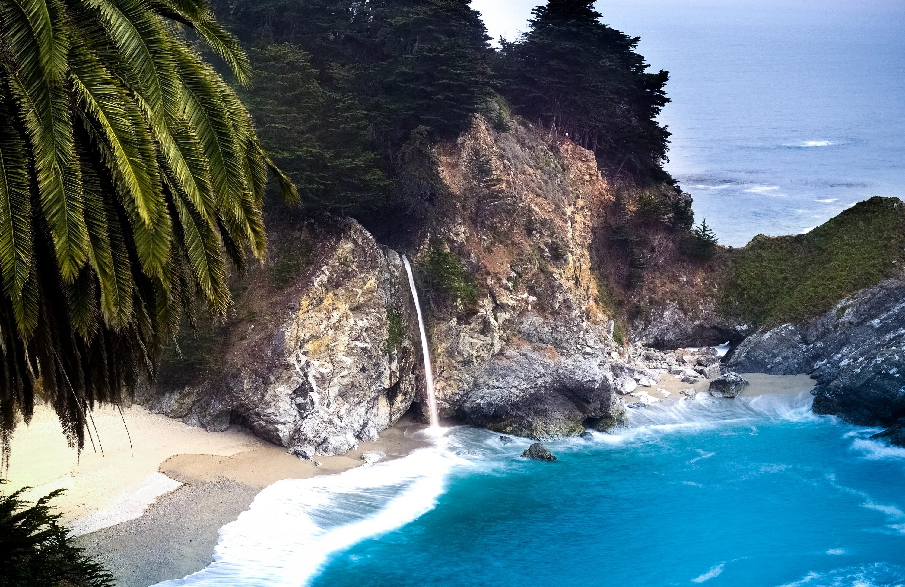 Океан море водопад. Водопад MCWAY Falls. Водопад Нгалиема. Водопад Маквей Калифорния. Мак-Уэй Фолс, США.