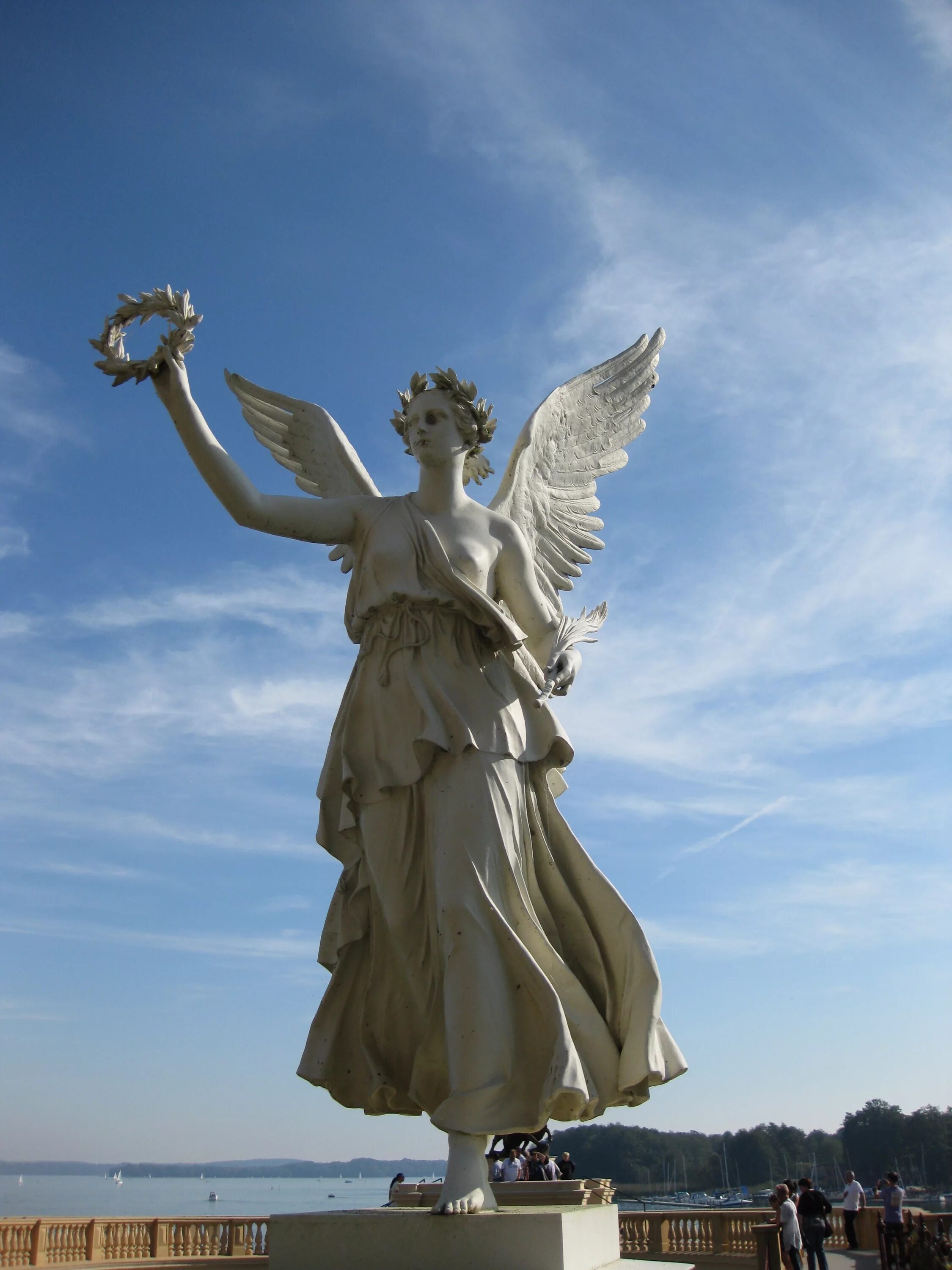 Фото статуя. Скульптура ангела Тоскана. Ангел. Скульптура ангела с крыльями. Памятник с фигурой ангела.
