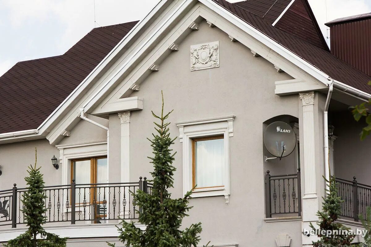 Элементы декора фасада здания. Фронтон барокко. Фасад в классическом стиле. Архио фасадный декор. Декоративные архитектурные элементы фасада.