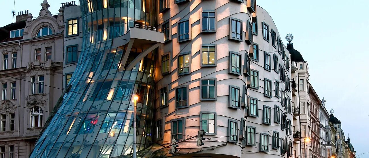 Фрэнк гери прага. Фрэнк гери танцующий дом в праге. Фрэнк гери танцующий дом в праге 1995. Френк гэри «танцующий дом» в праге, чехия. Фрэнк гери танцующий дом в праге.