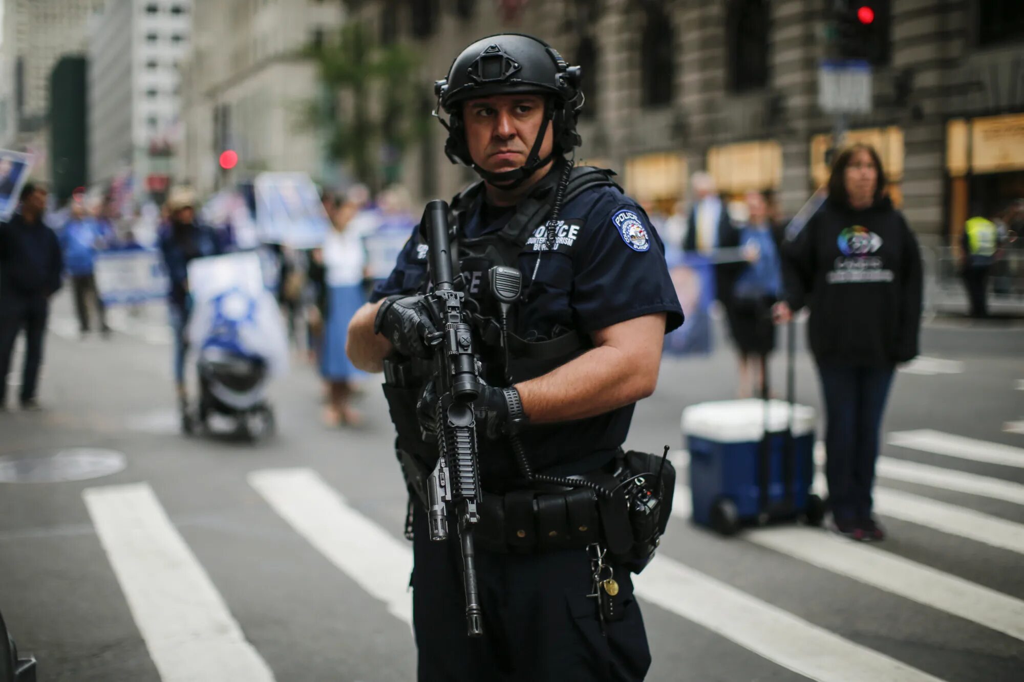 London is than new york. NYPD полиция Нью Йорка. Департамент полиции Нью-Йорка. . Полиция Нью-Йорка — Департамент полиции Нью-Йорка.. Нью Йорк полис Департамент.