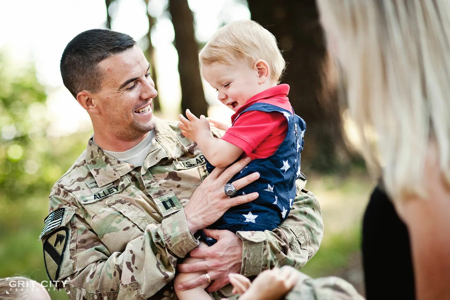 Единовременное военный семья. Семья военного. Семья военнослужащего. Семья милитари. Военная фотосессия семейная.