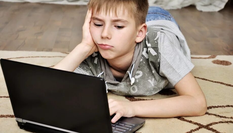 Компьютер для школьника. Ребенок с ноутбуком. Ребенок за компьютером. Несовершеннолетние в интернете.