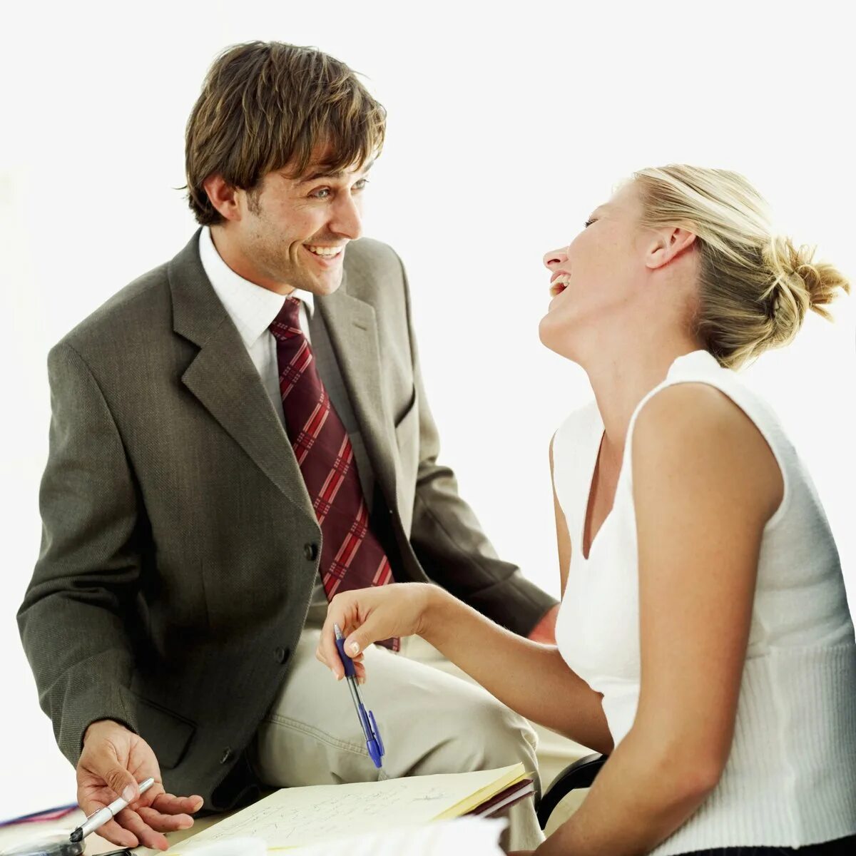 мужчина и девушка в офисе. соблазнение в офисе. мужчина флиртует. коллеги девушки. симпатия мужчины на работе.