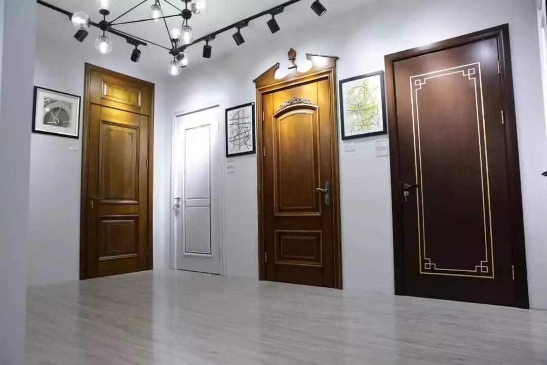 Двери но. Дверь эко 1 венге. Дверь с вентиляционной решеткой. Двери парящая филенка в интерьере. Красная входная дверь в английском стиле.