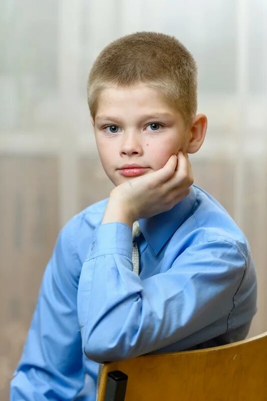 Мальчик в детском доме. Мальчик дома. Ребенок с телефоном. Мальчик дома 6. Мальчик дома.