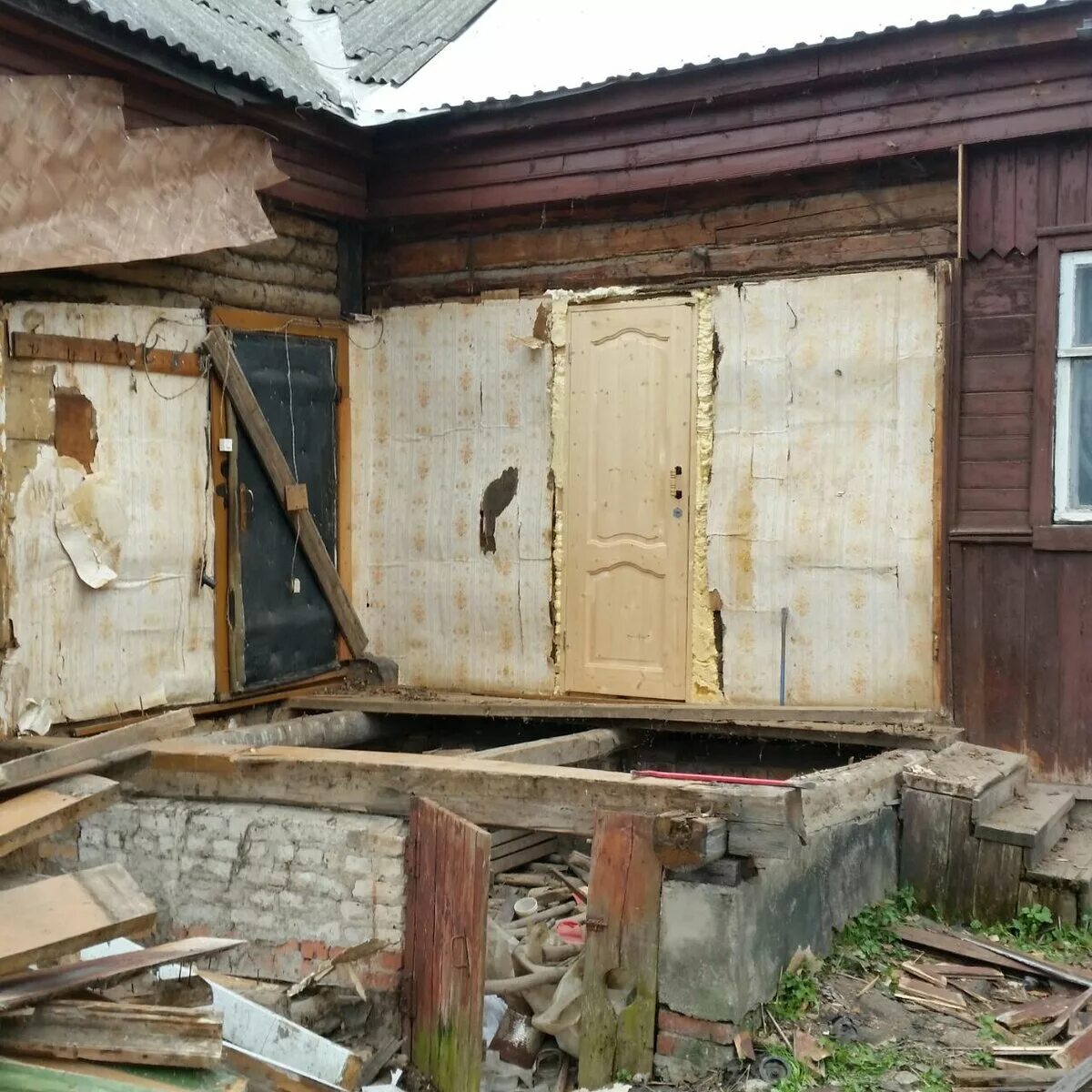 Новый взамен старого. Комитет жкх сызрань фото. Новый взамен старого. Пристрой к старому деревянному дому. Барнаул ветхое жилье.
