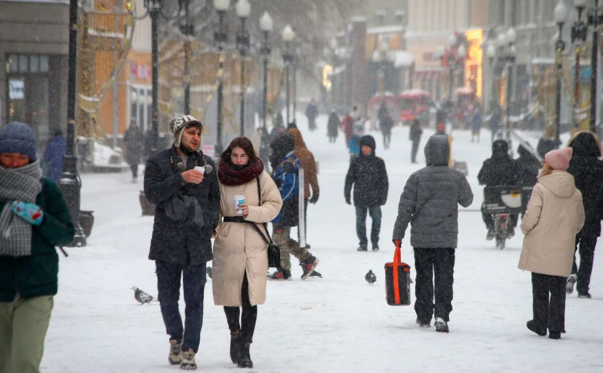 Потепление в москве в декабре. Москва зима люди. Морозы в Москве. Россияне зима. Снегопад в Москве.