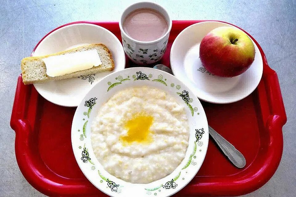 Чем завтракать перед школой. Завтрак в школе. Завтрак в столовой. Школьная столовая завтрак. Завтрак ребенку в школу.
