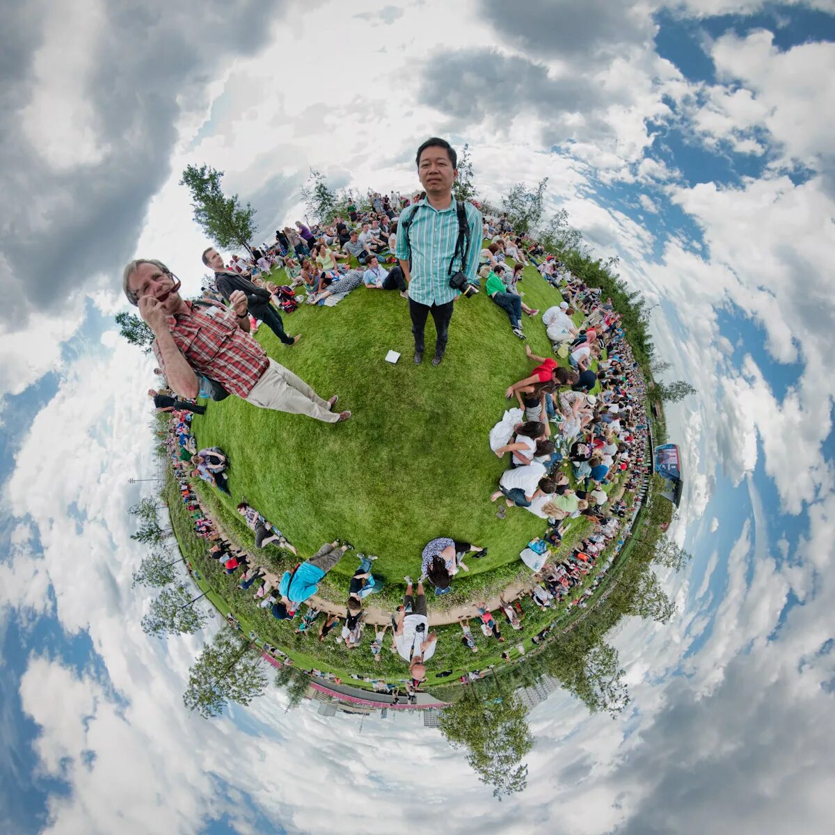 360 градусов значение. Сферическая панорама с людьми. круговая панорама с людьми. панорама 360 градусов. круговая панорама природа.