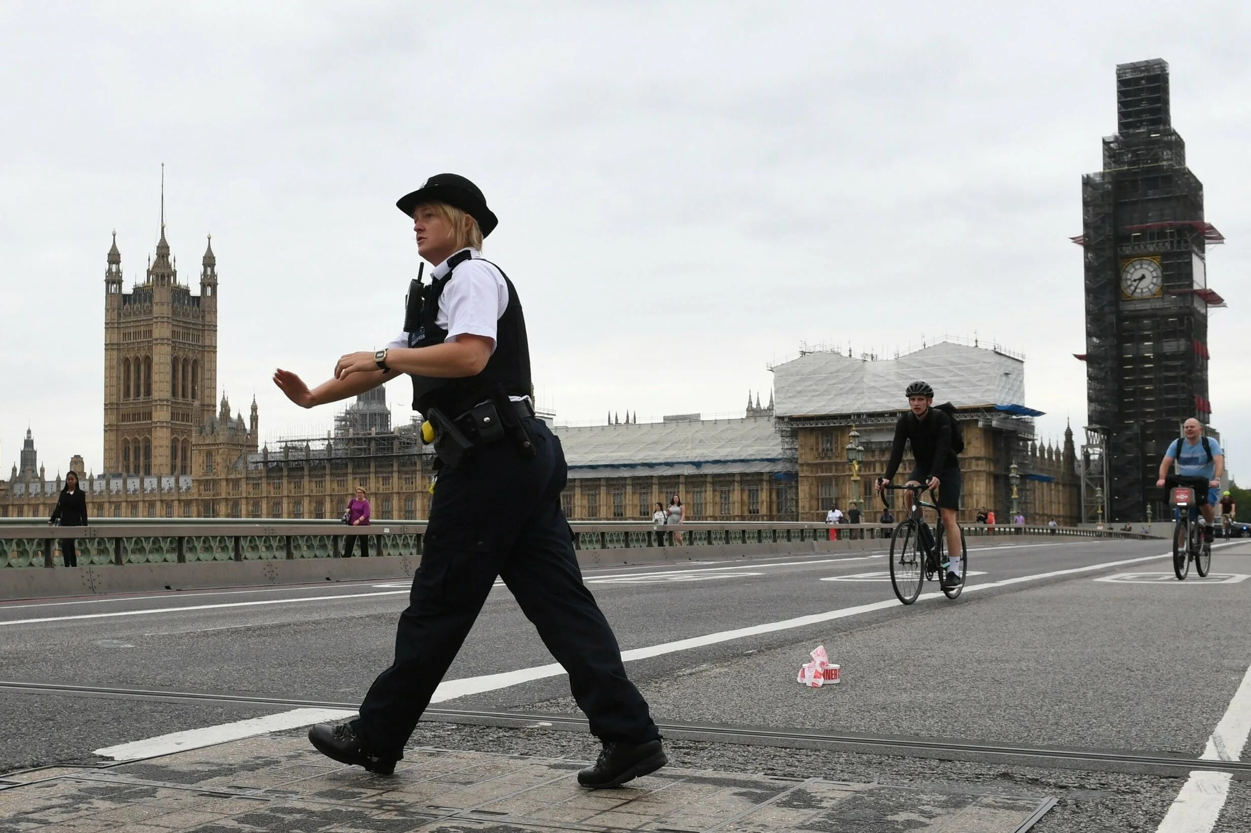 Кроудин Лондон. События в Лондоне. Солдаты в Лондоне со шляпой. Полиция Британия парламент.