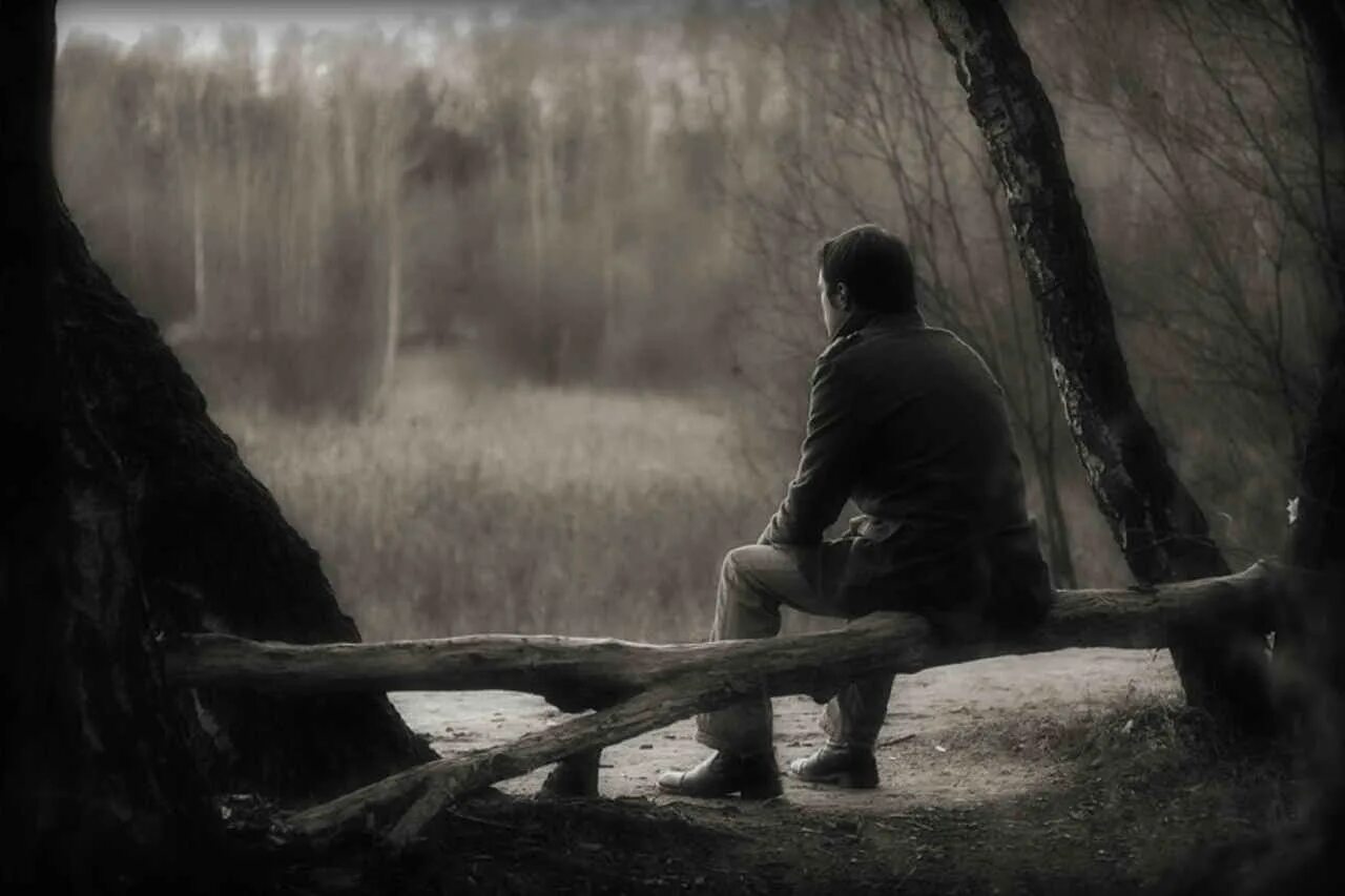 Тихи пруды холод и мрак вод их. Грустные картинки. Это одиночество. Грусть одиночество. Одинокий человек.