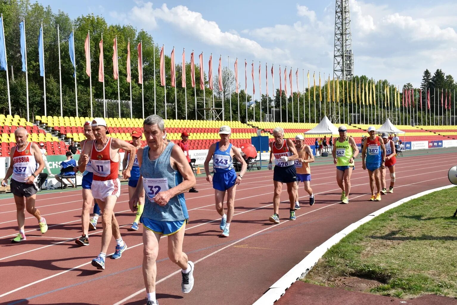 Бег на стадионе. Легкая атлетика. Спортивный стадион. Чемпионат России по легкой атлетике. Легкая атлетика соревнования ветеранов