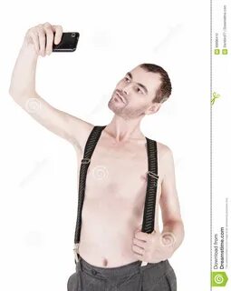 фото около Смешной нагой человек принимая selfie изолированное на белизне. ...