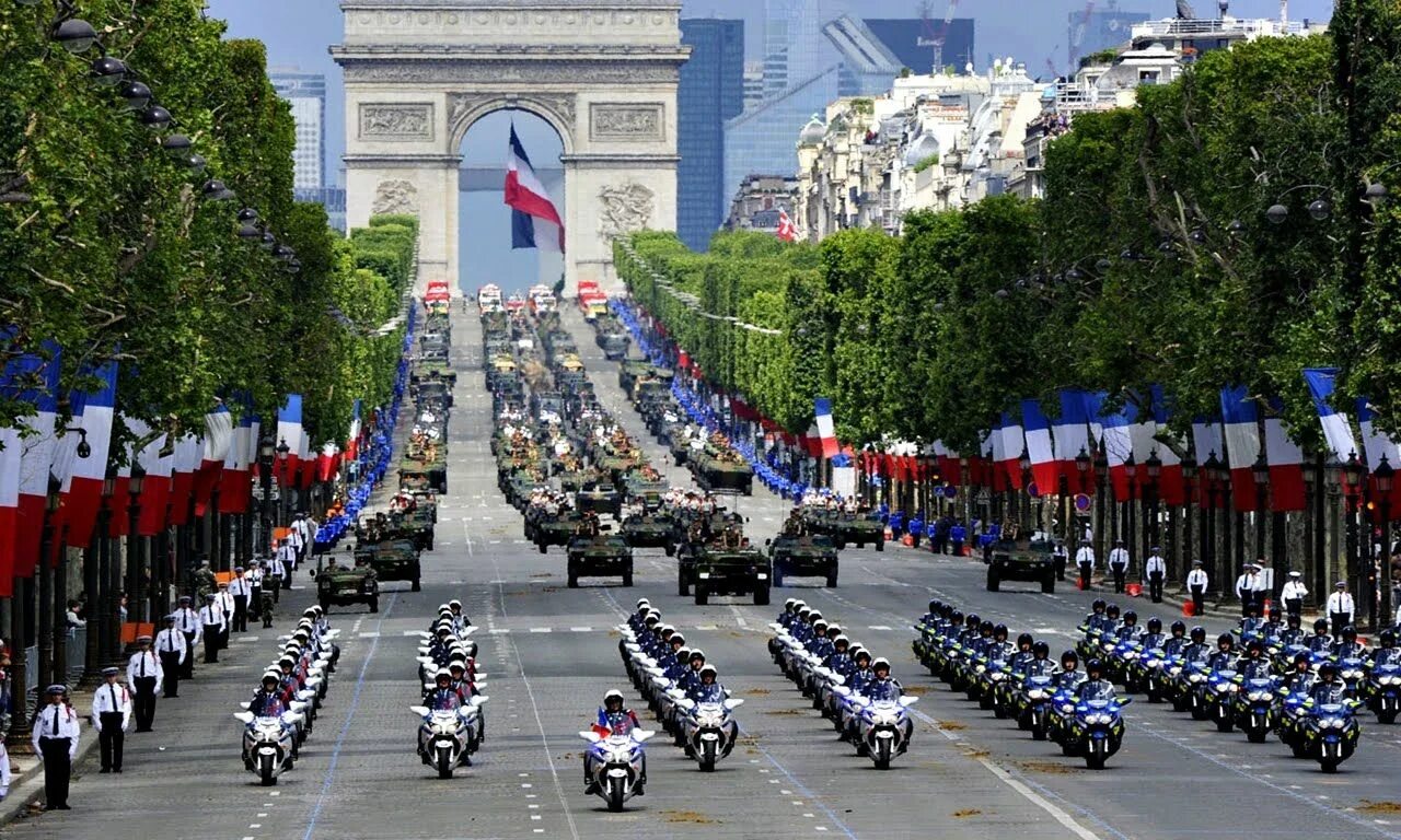 Военный парад во Франции в честь взятия Бастилии. День взятия Бастилии парад. Парад в Париже в день взятия Бастилии. Праздник взятия Бастилии во Франции.