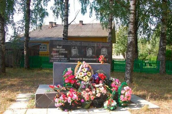 Тарногский городок Вологодская область. Музей дом Угрюмовых Тарногский городок. Тарногский городок Вологодская область достопримечательности. Памятник воинам Тарногский городок.