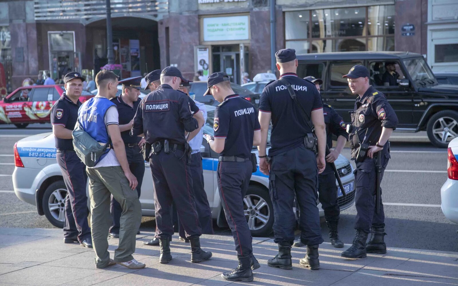 Срок за нападение. Тула типография нападение полиции. Полицейский накинулись на обычного человека.