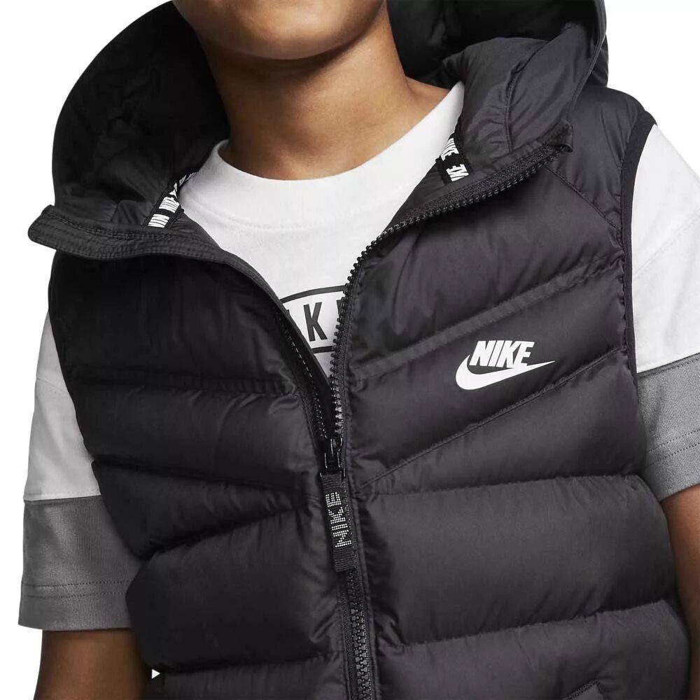 Найк жилет. Жилетка найк мужская черная s Sportswear. Жилет Nike NSW Vest filled 939555-013 Jr. Nike Nike Sportswear Vest filled. Nike Swoosh жилетка мужская.