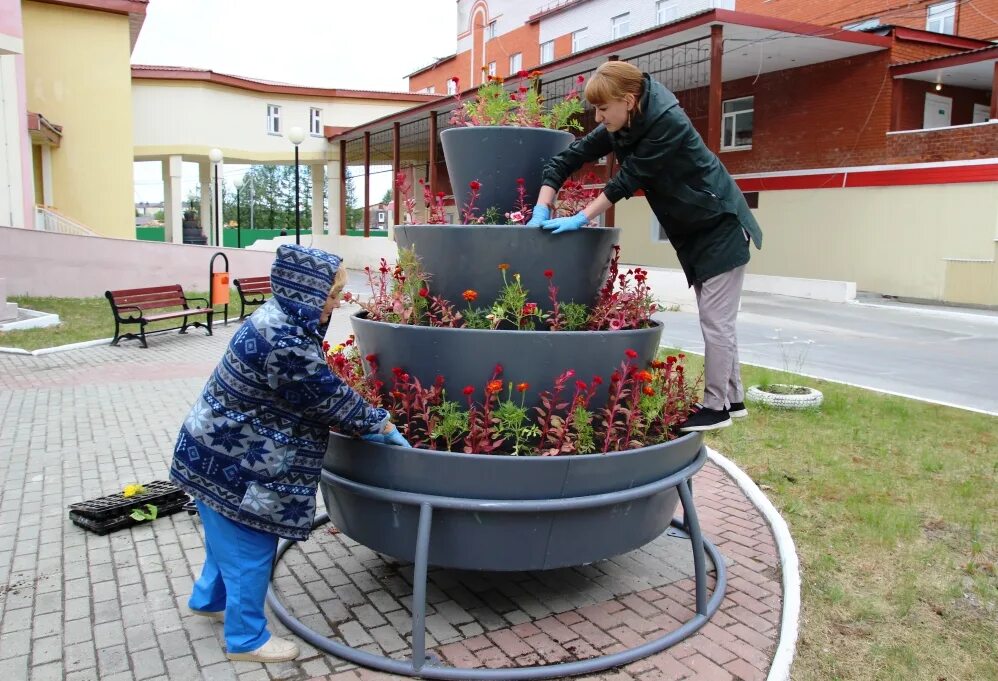 Банки тарко сале. Клумба без цветов. Цветы Тарко-Сале. Детская площадка Тарко-Сале. Цветочные магазины Тарко-Сале.