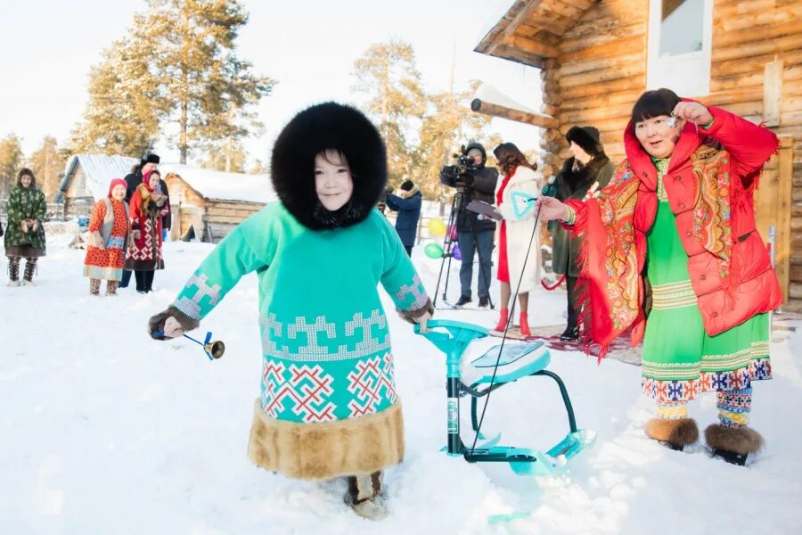 Ханты и манси Ханты-Мансийск. Коренные народы малочисленные ХМАО манси. Ханты и манси в ХМАО. Ханты-Мансийск коренные жители. Коренные народы хмао