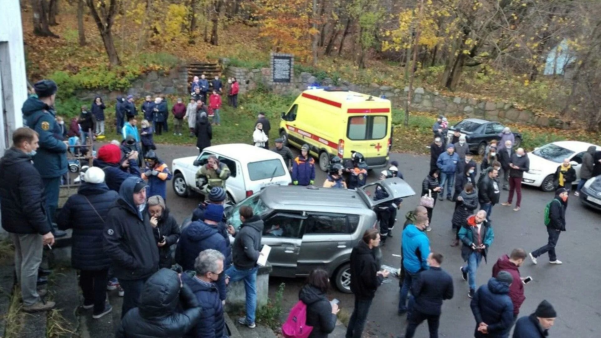 Окказиональная толпа. Толпа вокруг происшествия. Авария в калининградскойтобласти.