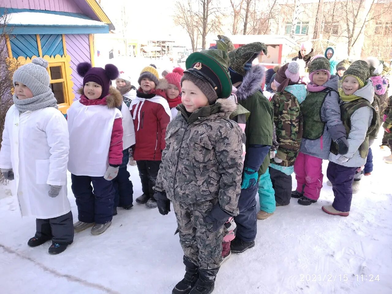 Игра военные в детском саду. Зарница к 23 февраля в детском саду на улице. Зимняя Зарница в детском саду. Военно патриотическая игра Зарница в детском саду. Зарница на улице в детском саду одежда.