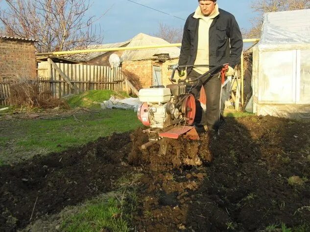 Сколько стоит вспахать мотоблоком 1 сотку. Вспашка огорода. Вспашка земли мотоблоком. Мотоблок пашет землю. Планировка участка мотоблоком.