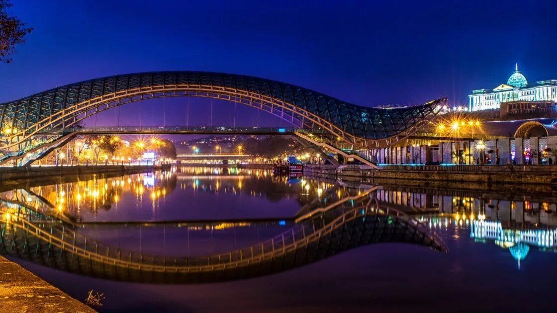 Мост в грузии. Пешеходный мост в Тбилиси. Мост дружбы Тбилиси.