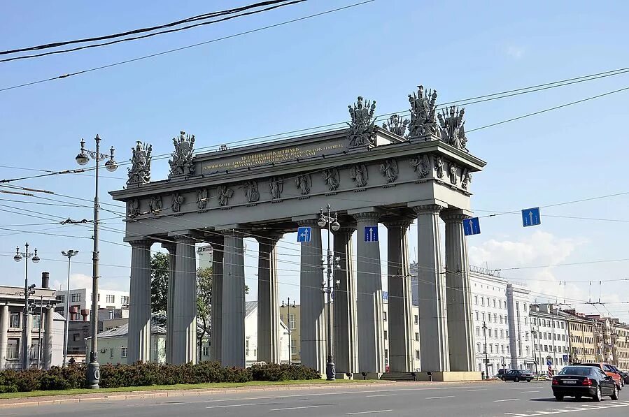 Памятник сооружение в виде граненого