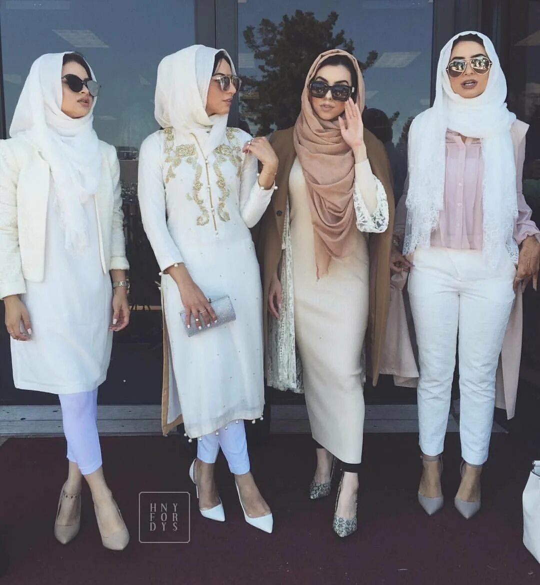 В какой одежде дубай. Хиджаб Абу Даби. Арабские эмираты одежда для женщин. Арабская одежда для женщин. Одежда для мусульманок современная.
