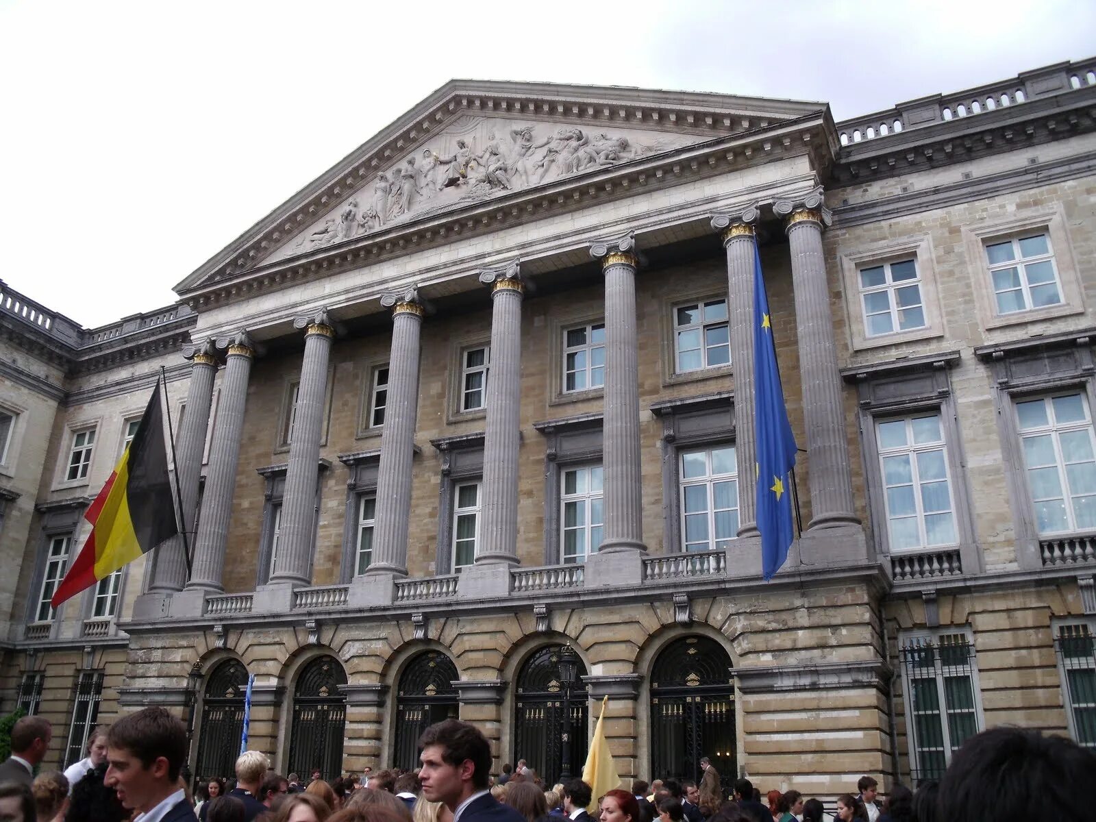 Дом правительства бельгии. Бельгия разблокировка. Euroclear нрд. Брюссель флаг бельгии. Бельгия разблокировка.