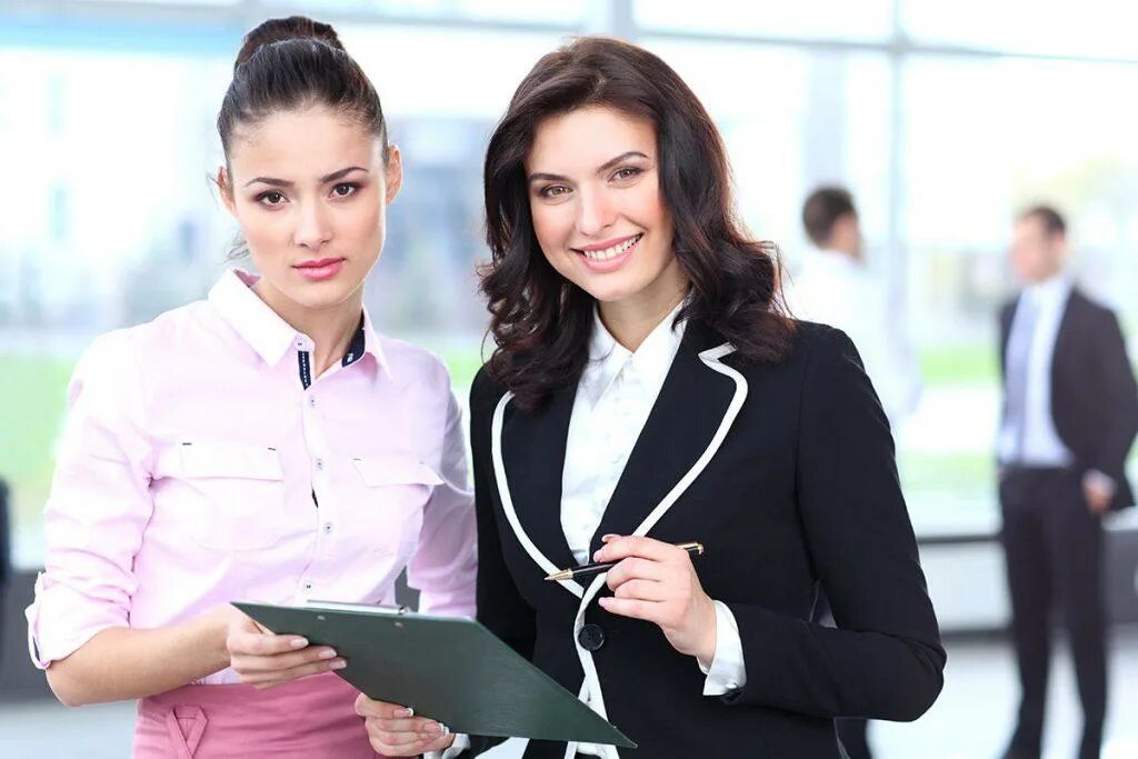 девушка на трех работах. офис менеджер. коллеги женщины. успешная женщина. женщина в офисе.