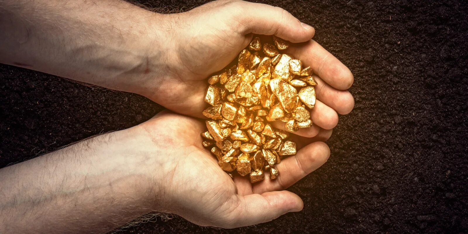 Компании добывающие золото. Россыпь золота. Слиток золота. Золотой самородок. Золотой слиток в руке.