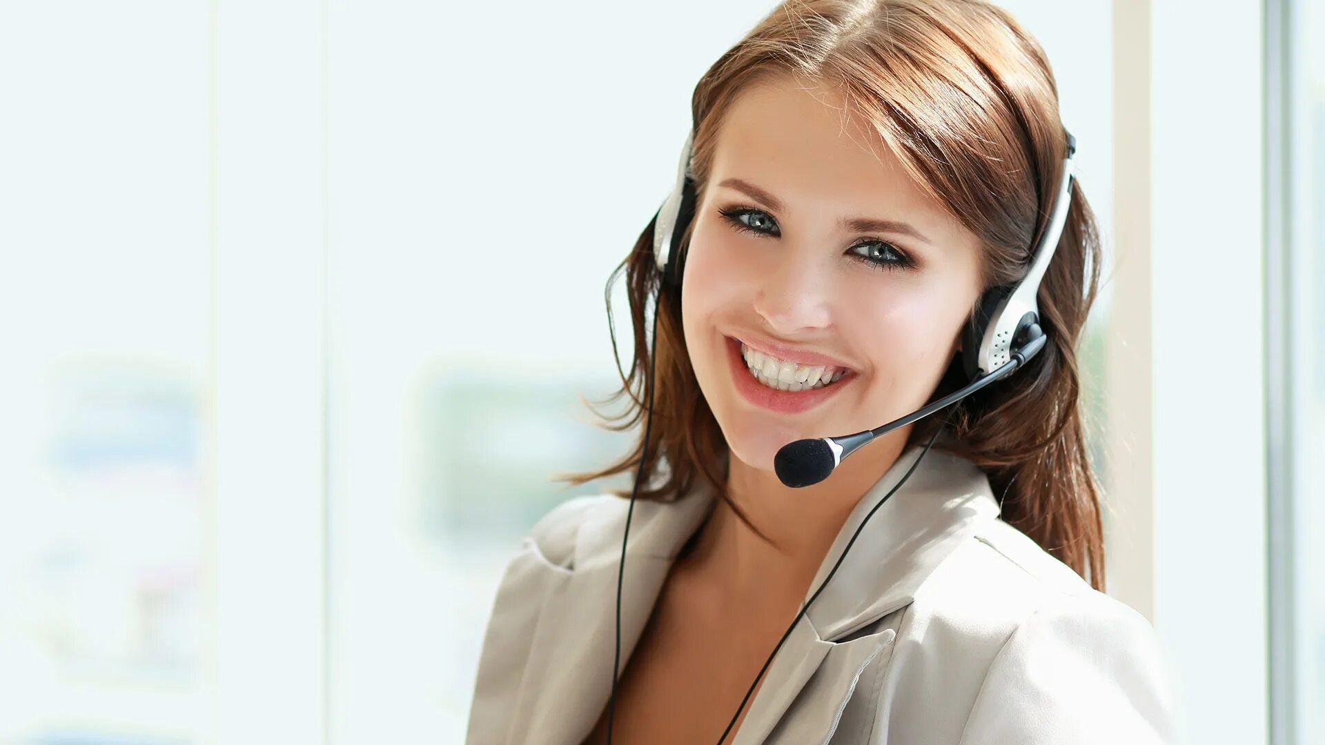 Красивая девушка оператор. Специалист call-центра. Девушка делает звонок. Девушка колл центр. Оператор диспетчер.