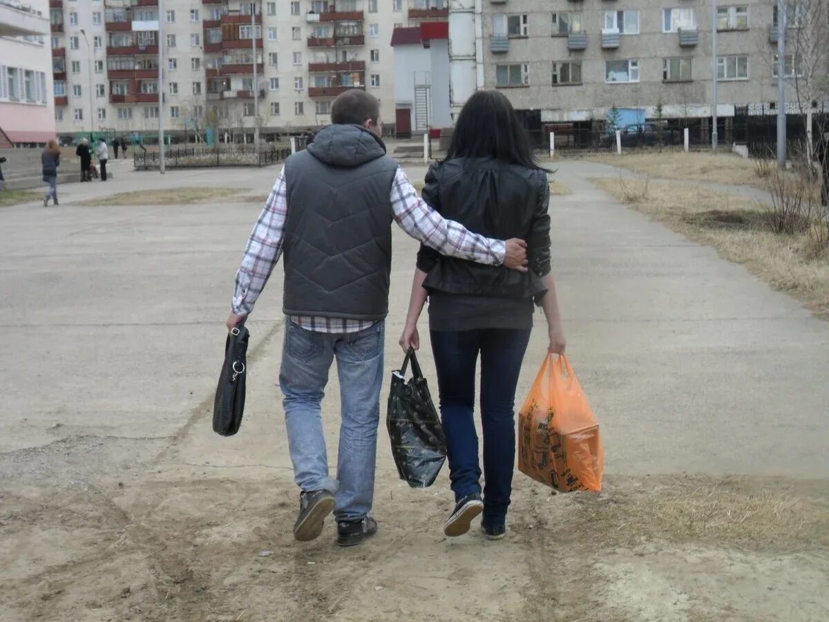 Баба помогает мужику. Поддержка прикол. Моральная поддержка. Парень несет сумку девушки. Женщина с сумками и мужик рядом.