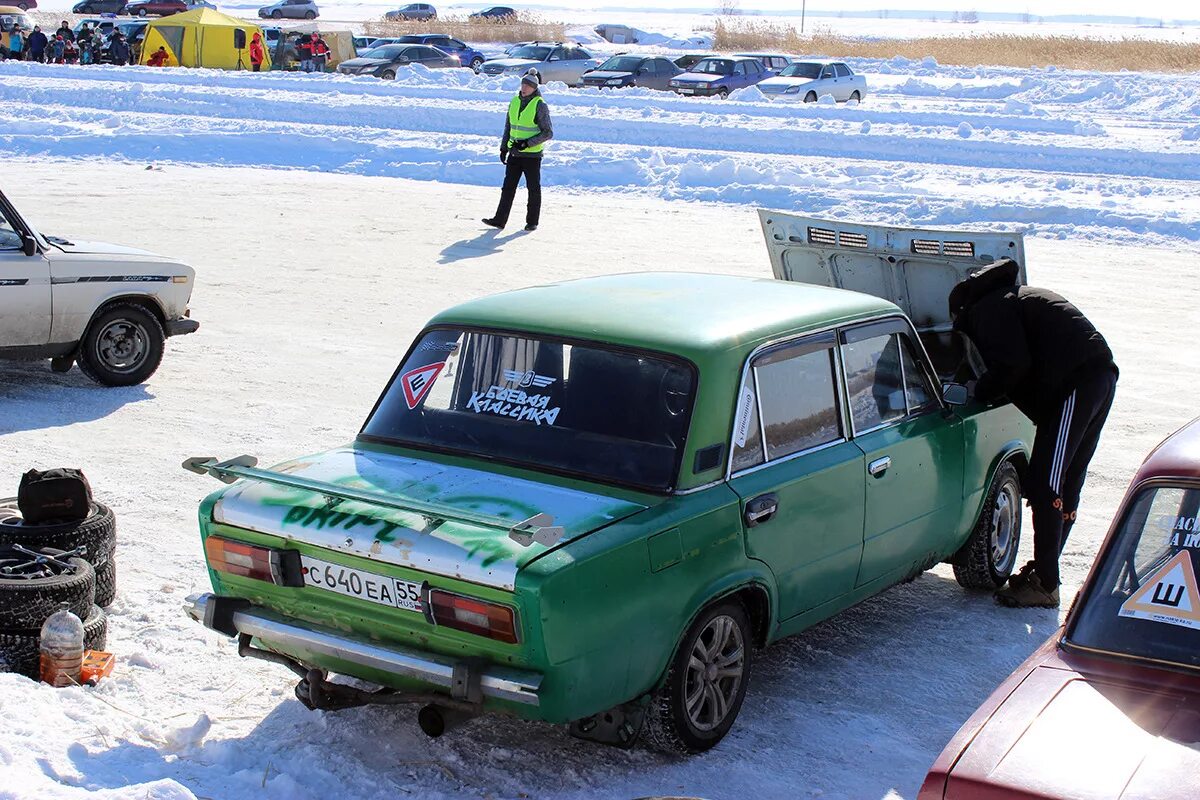 Погнали новый выпуск. Погнали наши городских. Погнали наши городских в сторону деревни. Погнали наши городских наши впереди городские. Выражение погнали наши городских.