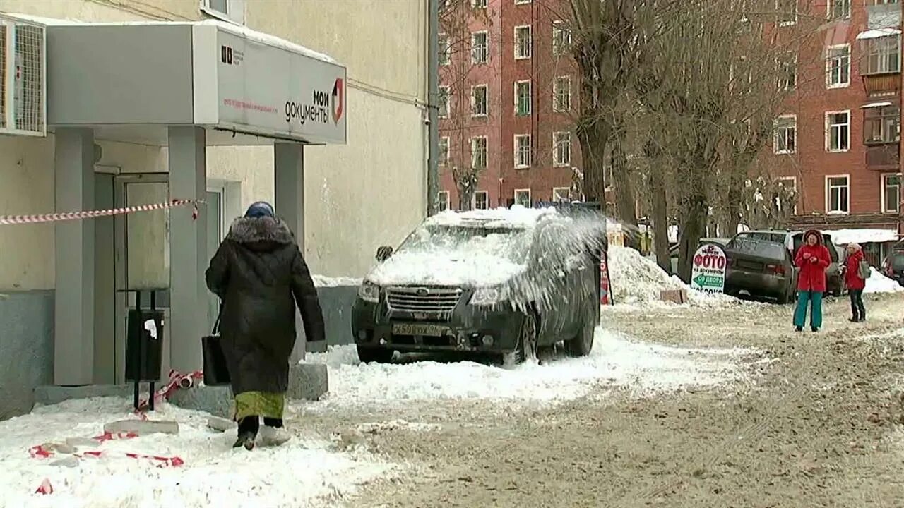 На город вечер упадет ледяной. Падение снега с крыши. Глыба снега. Ледяная глыба. Большие сугробы снега.