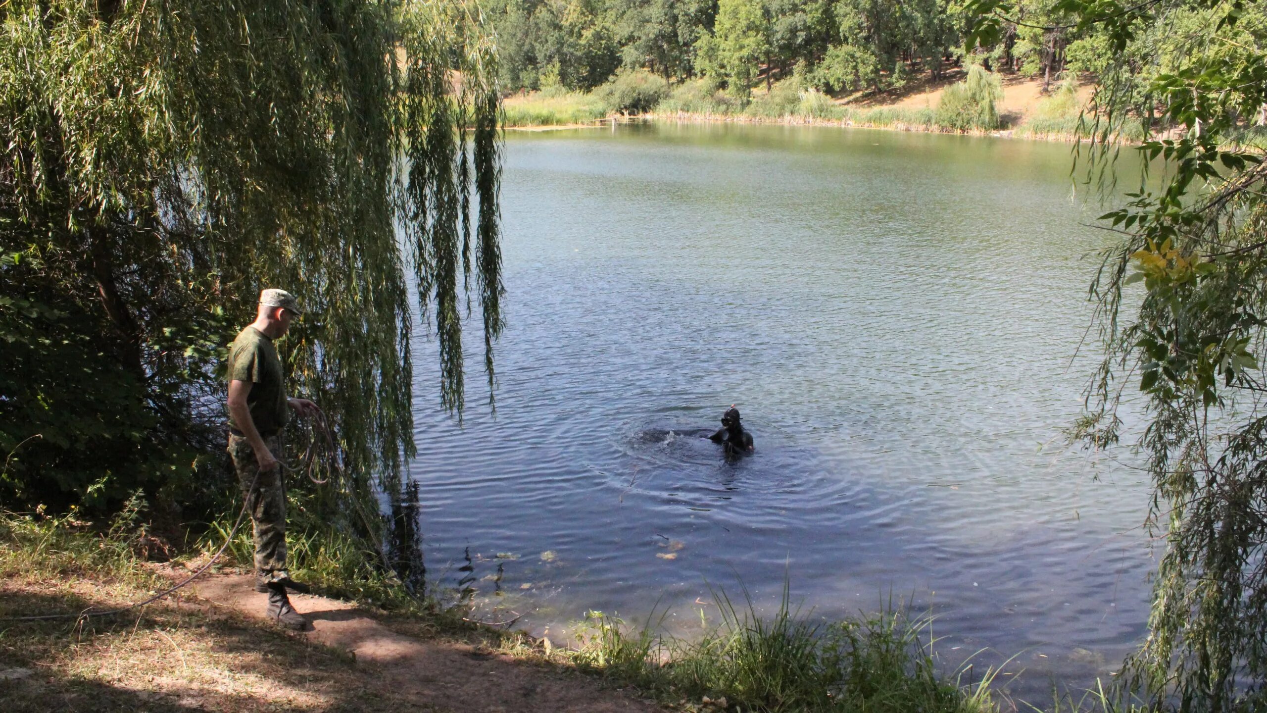 В самарской области родители. Женщины купаются в реке. Река домашка в Самарской области. Астрахань водоемы. Либерский пруд Самарская область.